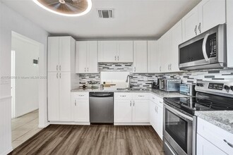 1233 Hampton Blvd in North Lauderdale, FL - Foto de edificio - Building Photo