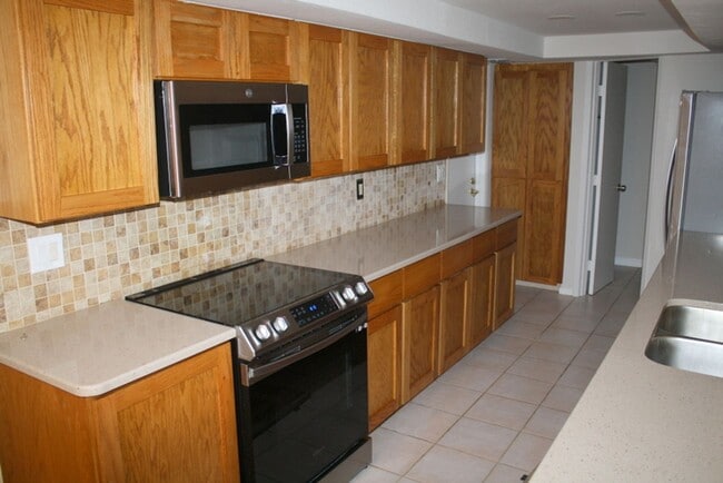 6734 El Camino Paloma St in Port Richey, FL - Foto de edificio - Building Photo