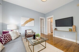 3805 N Ravenswood Ave, Unit 1 in Chicago, IL - Foto de edificio - Building Photo