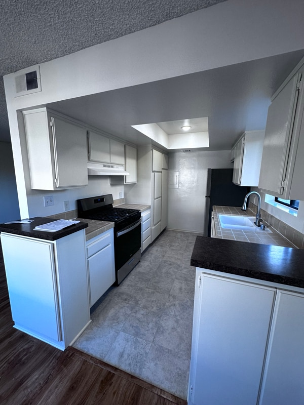 135 N Swall Dr, Unit 204 in West Hollywood, CA - Building Photo - Building Photo