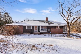 210 Chester Rd in Auburn, NH - Building Photo - Building Photo