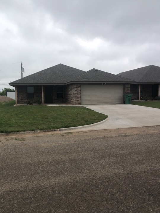 410 E China St, Unit B in Holliday, TX - Building Photo