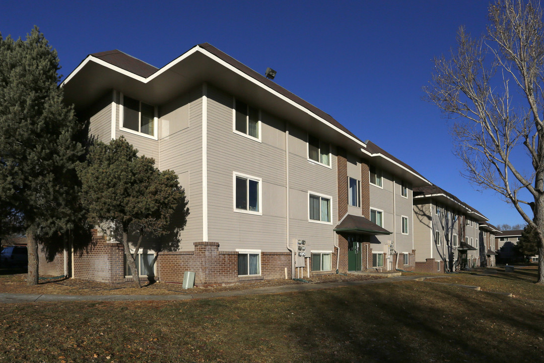 Holly Park Apartments in Commerce City, CO - Building Photo