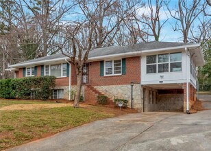 2032 Garden Cir in Decatur, GA - Building Photo - Building Photo