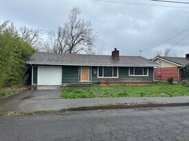 2965 Ferry St in Eugene, OR - Building Photo