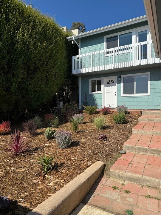 2929 Alexander Rd, Unit Downstairs Studio in Laguna Beach, CA - Foto de edificio