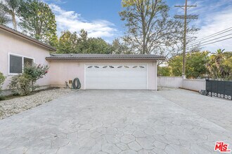 19016 Wells Dr in Los Angeles, CA - Building Photo - Building Photo