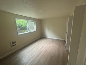 340 NW Heard St in Myrtle Creek, OR - Building Photo - Building Photo