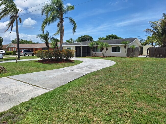 573 SE Floresta Dr in Port St. Lucie, FL - Building Photo - Building Photo
