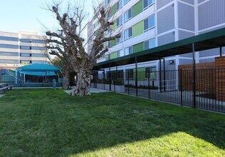 14650 Sherman Way in Los Angeles, CA - Building Photo - Building Photo