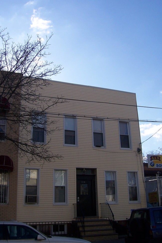 16-54 Stephen St in Flushing, NY - Building Photo - Building Photo