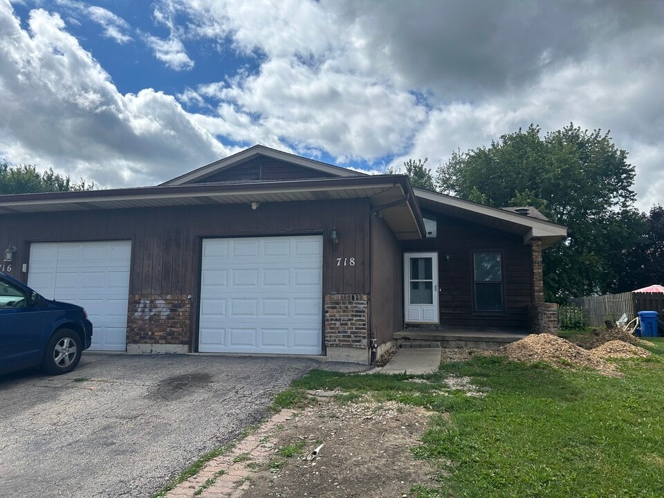 718 Michigan Ave in South Elgin, IL - Building Photo