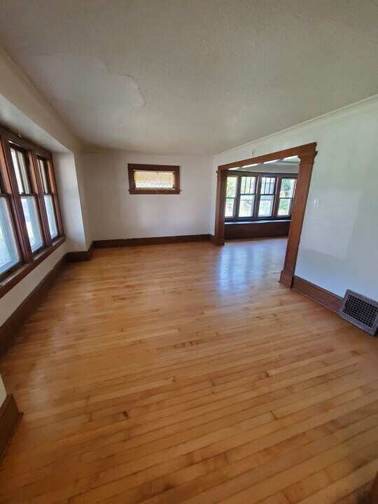 3201-3203-3203 W Bobolink Ave in Milwaukee, WI - Building Photo