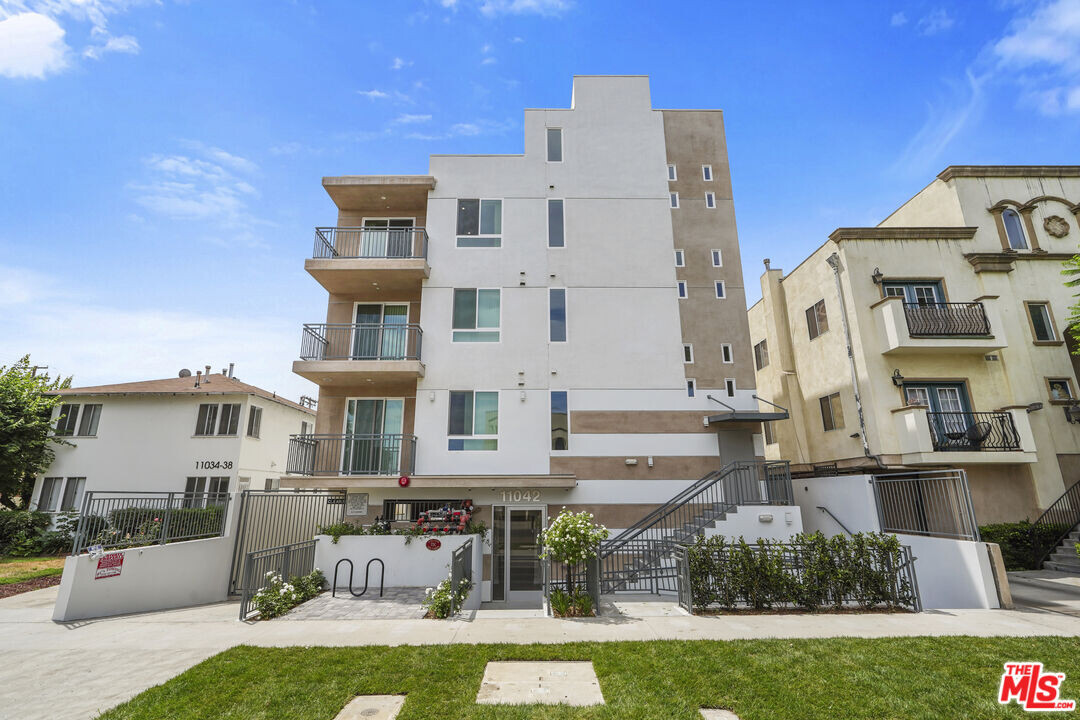 11042 La Maida St in Los Angeles, CA - Building Photo
