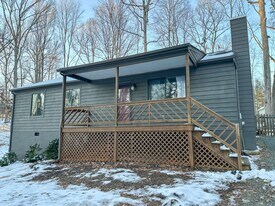 8 Barkley Ln in Palmyra, VA - Building Photo