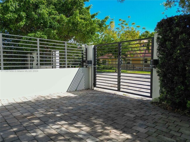 3443 Shipping Ave in Miami, FL - Building Photo - Building Photo
