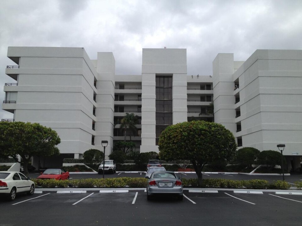 3555 S Ocean Blvd in South Palm Beach, FL - Building Photo