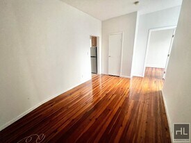 YORK AVENUE in New York, NY - Building Photo