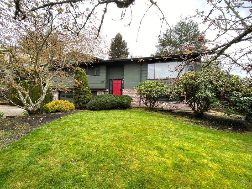 2060 SW Winthrop Ave in Portland, OR - Foto de edificio