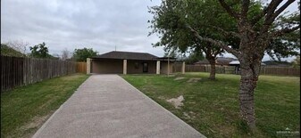 10 S Val Verde Rd in Edinburg, TX - Building Photo