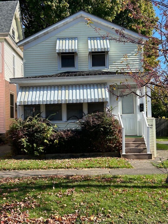 41 E 6th St in Oswego, NY - Building Photo