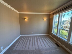1690 Titan Dr NW in Salem, OR - Building Photo - Building Photo