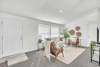5925 E Tulare Ave in Fresno, CA - Building Photo - Building Photo