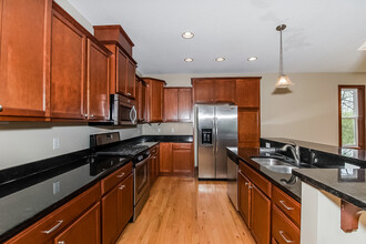 8132 Clifford Cir in Inver Grove Heights, MN - Building Photo - Building Photo