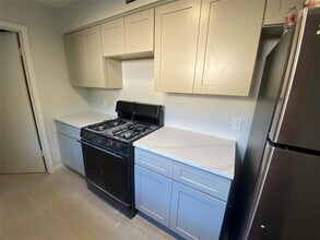 2222 Mission Hill Dr in Austin, TX - Building Photo - Building Photo