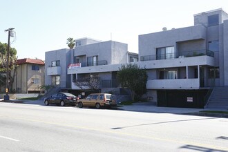 13610 Vanowen St in Van Nuys, CA - Building Photo - Building Photo