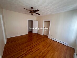 66 Kenmere Rd, Unit 1 in Medford, MA - Building Photo - Building Photo