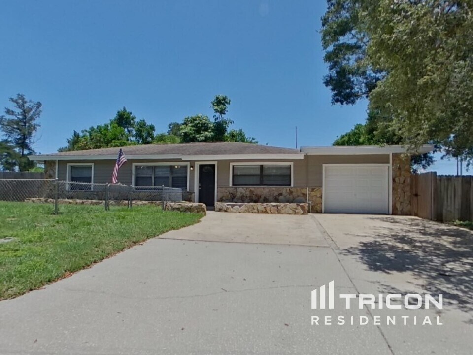 2258 Lake Dr in Dunedin, FL - Foto de edificio