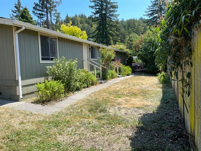 14761 Marys Ln in Guerneville, CA - Foto de edificio - Building Photo