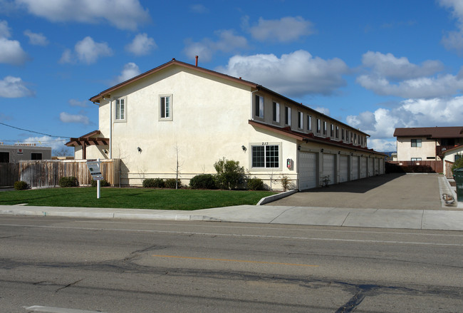 213 E College Ave in Lompoc, CA - Building Photo - Building Photo