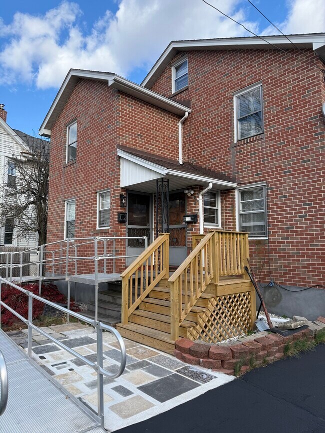 182 Arnoldale Rd in West Hartford, CT - Building Photo - Building Photo