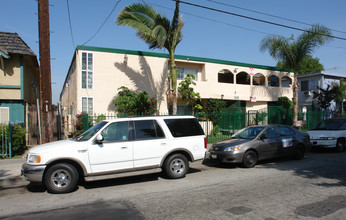 9009 Langdon Ave in North Hills, CA - Foto de edificio - Building Photo