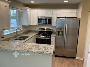 573 W Oaks Dr in Woodstock, GA - Foto de edificio - Building Photo