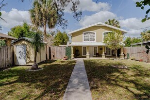 203 W Crest Ave in Tampa, FL - Building Photo