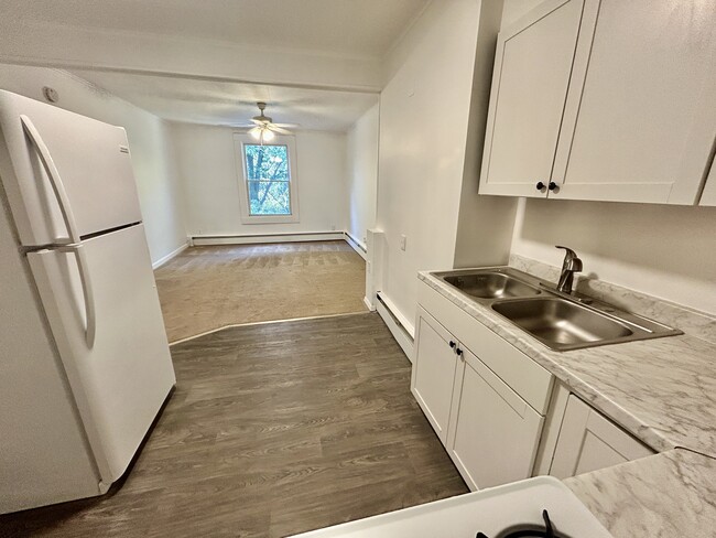 8 Linden Ave, Unit 2B in Troy, NY - Foto de edificio - Building Photo