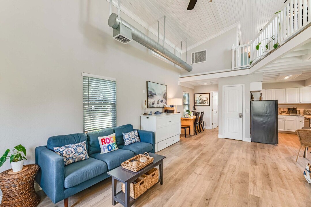 510 E King St in Rockport, TX - Building Photo