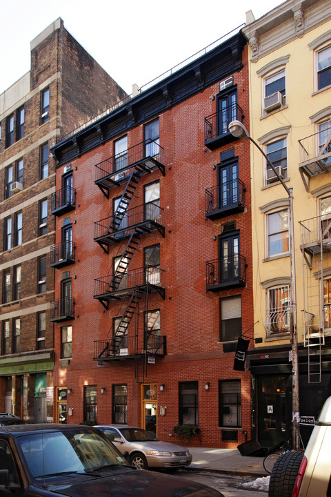 47 E 1st St in New York, NY - Building Photo