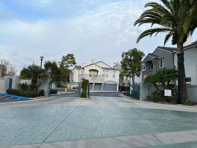 7729 Hazard Center Dr, Unit Unin Square in San Diego, CA - Foto de edificio - Building Photo