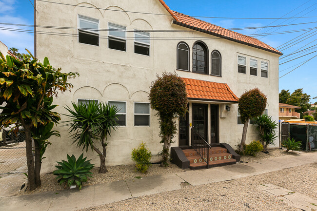 4106 Oakwood Ave, Unit 2