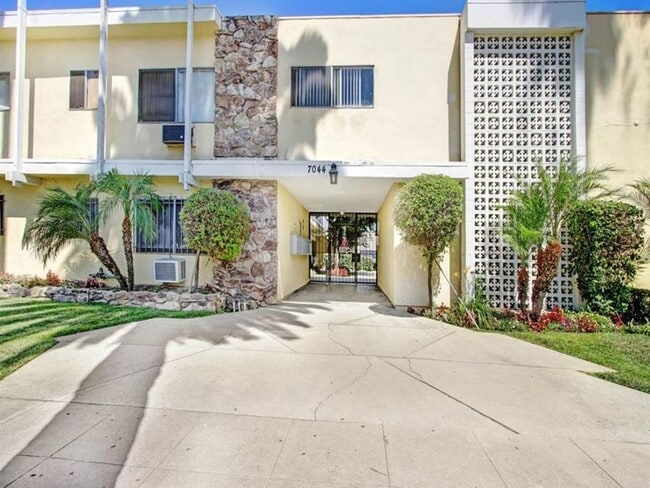 7044 Alabama in Canoga Park, CA - Building Photo - Building Photo