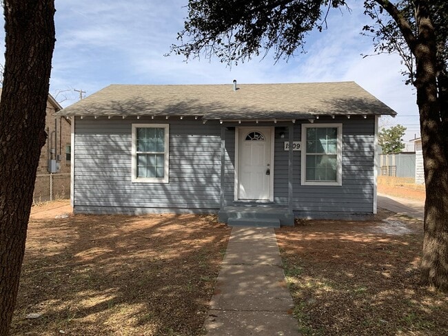 1909 N Hancock Ave in Odessa, TX - Foto de edificio - Building Photo