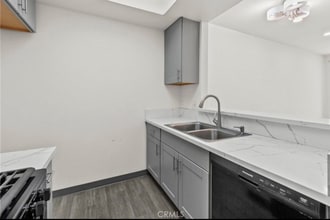 19350 Sherman Way, Unit 125 in Reseda, CA - Foto de edificio - Building Photo