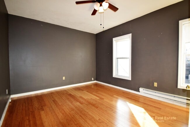 72 Mozart St, Unit 2 in Boston, MA - Foto de edificio - Building Photo