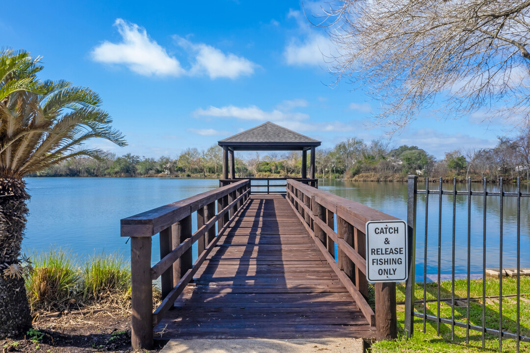 LakeVue in Clute, TX - Building Photo