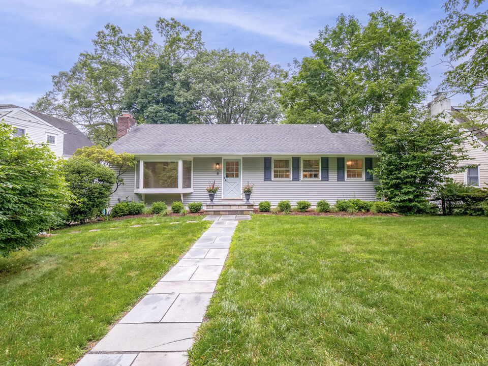 8 Hillcrest Ave in Darien, CT - Building Photo