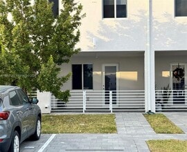 10300 NW 66th St in Doral, FL - Foto de edificio - Building Photo